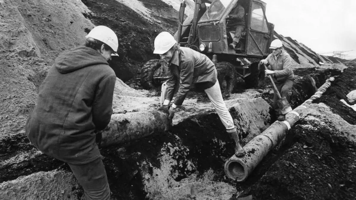 Die Brigade Walter des VEB Meliorationsbau Cottbus verlegt im Januar 1983 Drainagerohre. (Archiv)