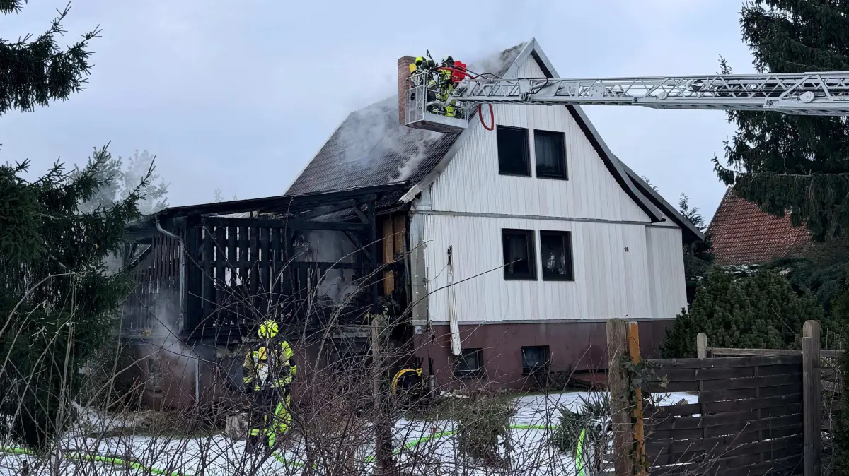 Datum: 08.01.2026 / Ort: Horka
Am Donnerstag ist gegen Mittag ein Einfamilienhaus in Horka in Brand geraten. Das Feuer ging zunaechst von der Garage aus und griff dann auf das direkt angrenzende Gebaeude ueber. Kameraden der Feuerwehr loeschten. Der 65-jaehrige Hausbesitzer kam leicht verletzt ins Krankenhaus. Der Sachschaden belief sich nach ersten Schaetzungen auf circa 175.000 Euro. Das Haus ist aktuell nicht bewohnbar. Der Kriminaldienst des Goerlitzer Reviers ermittelt.