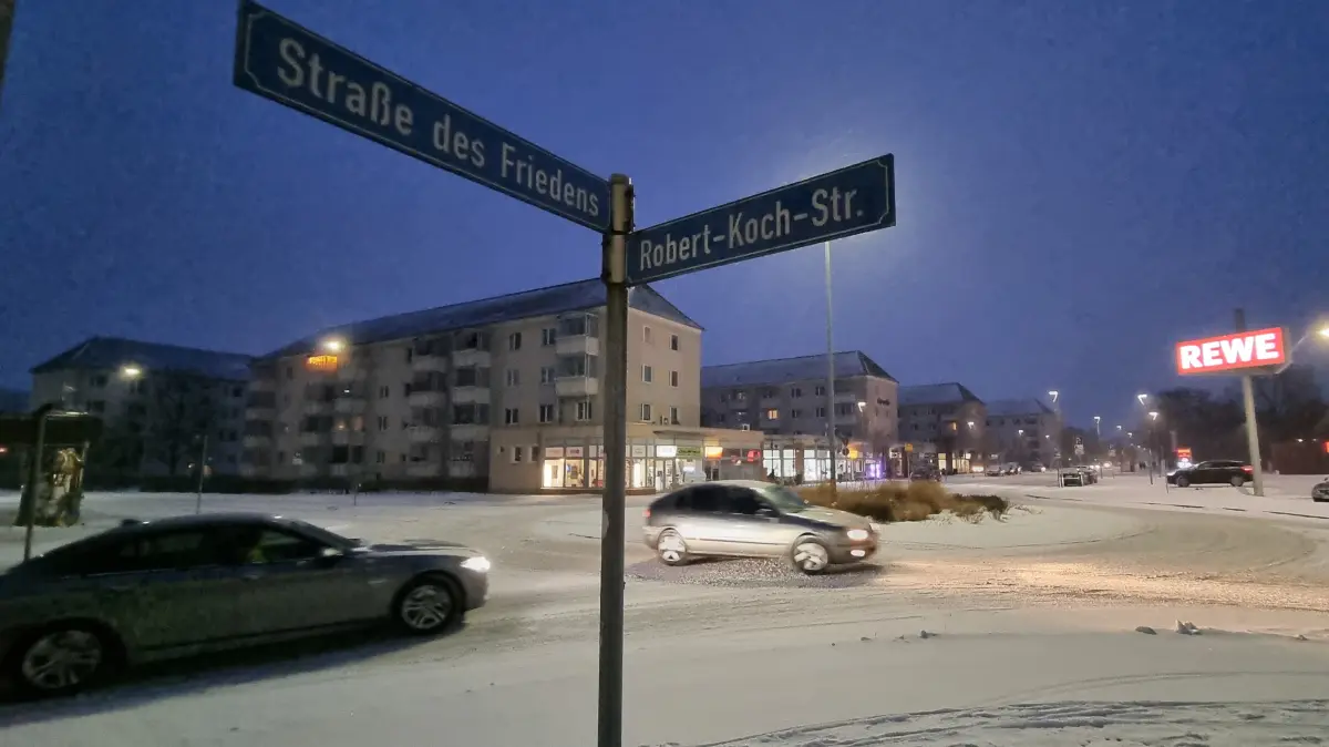 Vorsichtig befahren Autofahrer den Kreisverkehr am Roten Platz in Lübbenau. Gegen 16.30 Uhr sind die Straßen in der Neustadt mit einer mehrere Zentimeter hohen Schneeschicht überzogen.