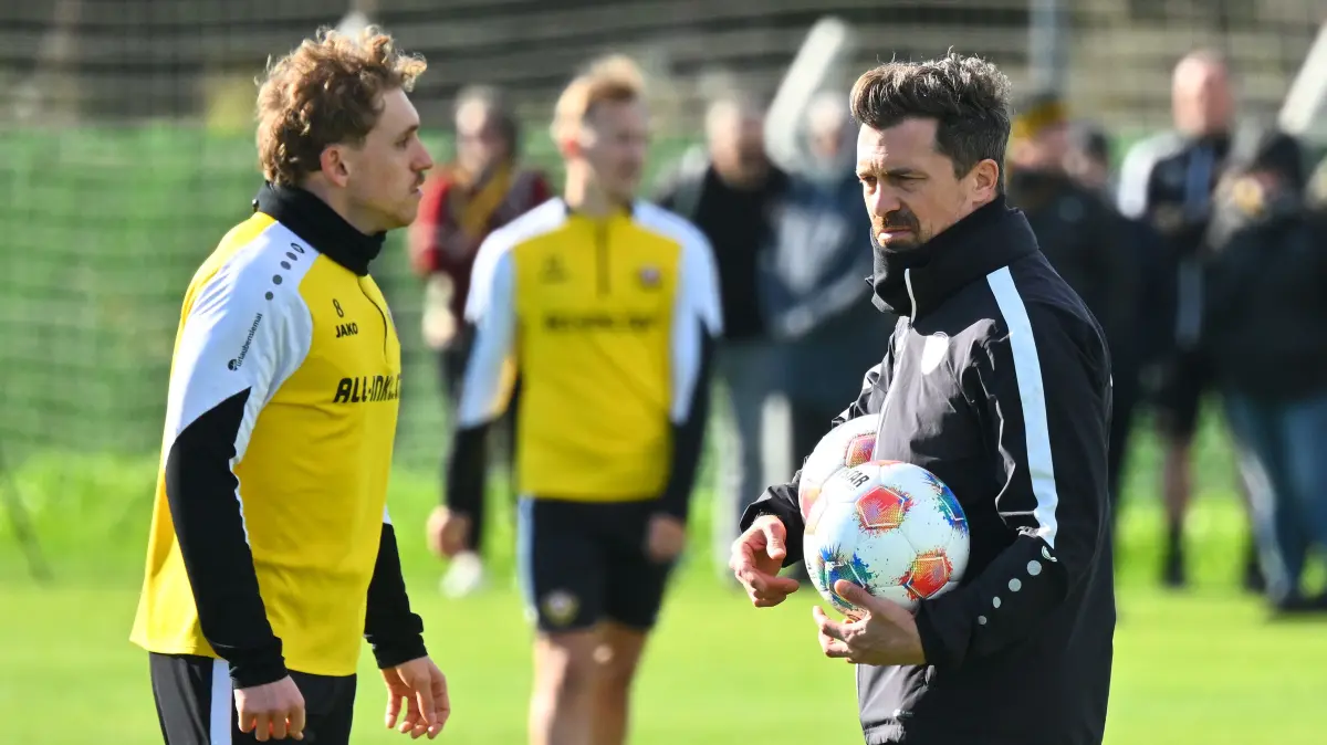 v.l.: Luca Herrmann, Trainer Thomas Stamm,
Training im "NEVER GIVE UP" Football Center in Lara,
SG Dynamo Dresden, Trainingslager in Lara / Türkei, Wintertrainingslager, Fußball, Fussball, 2. Bundesliga, Zweite Liga, Saison 2025/2026, Antalya, Mannschaftshotel, Hotel, Fame Residence, Trainingscamp, never give up, 09.01.2026,
Foto: Lutz Hentschel