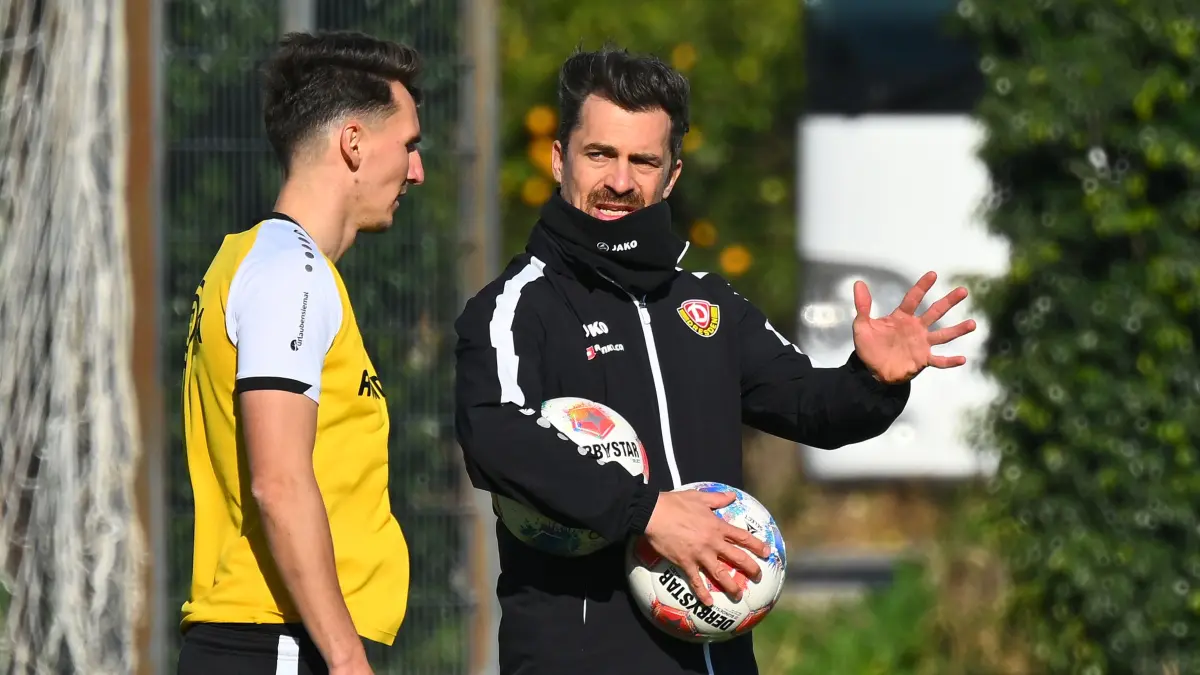 v.l.: Konrad Faber mit Trainer Thomas Stamm,
Training im "NEVER GIVE UP" Football Center in Lara,
SG Dynamo Dresden, Trainingslager in Lara / Türkei, Wintertrainingslager, Fußball, Fussball, 2. Bundesliga, Zweite Liga, Saison 2025/2026, Antalya, Mannschaftshotel, Hotel, Fame Residence, Trainingscamp, never give up, 09.01.2026,
Foto: Lutz Hentschel