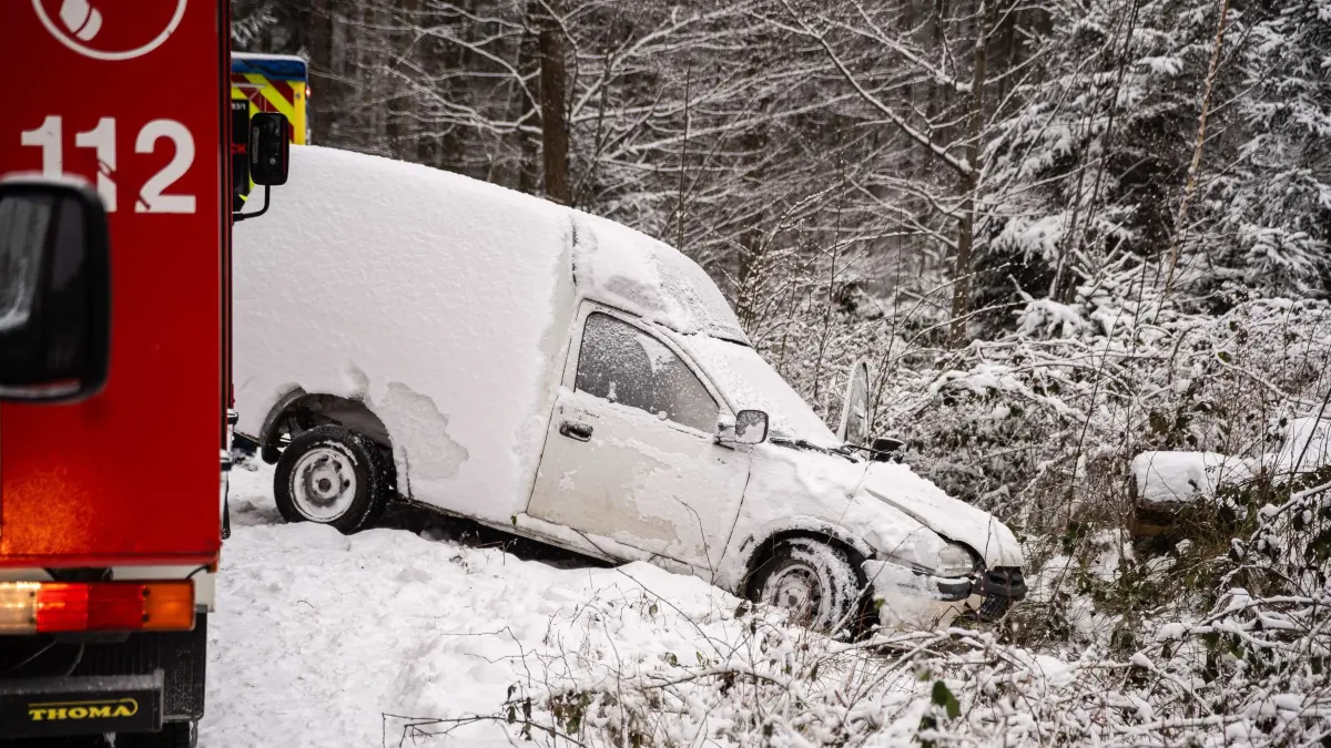 Datum: 09.01.2026 / Ort: Neukirch/Koitzsch
Am Freitagmittag hat ein Foerster auf dem Tannenbergweg im Waldgebiet bei Koitzsch einen verunfallten Kleintransporter entdeckt. Das Fahrzeug lag auf der Seite auf einem Waldweg. Unterhalb der Fahrertuer befand sich ein Mann, der offenbar eingeklemmt war.Der Foerster alarmierte umgehend Feuerwehr und Rettungsdienst. Die eintreffenden Einsatzkraefte richteten den Kleintransporter mit vereinten Kraeften auf. Fuer den Mann kam jedoch jede Hilfe zu spaet - er war bereits verstorben. Nach Angaben vor Ort war der Koerper bereits eingeschneit, ebenso das Fahrzeug. Das deutet darauf hin, dass der Unfall nicht unmittelbar vor dem Fund passiert sein duerfte.Wie es zu dem toedlichen Ereignis kam, ist derzeit unklar. Nach ersten Hinweisen koennte der Kleintransporter ins Schleudern geraten und umgestuerzt sein, wobei der Mann moeglicherweise aus dem Fahrzeug geschleudert und darunter eingeklemmt wurde. Dies ist jedoch noch nicht bestaetigt. Die Polizei hat umfangreiche Ermittlungen zur Unfallursache aufgenommen.Auffaellig war zudem, dass am Kleintransporter keine Kennzeichen angebracht waren. Weitere Hintergruende sind Gegenstand der laufenden Ermittlungen.POLIZEI BITTET NOCH UM SPERRFRIST BIS 15.30 UHR
