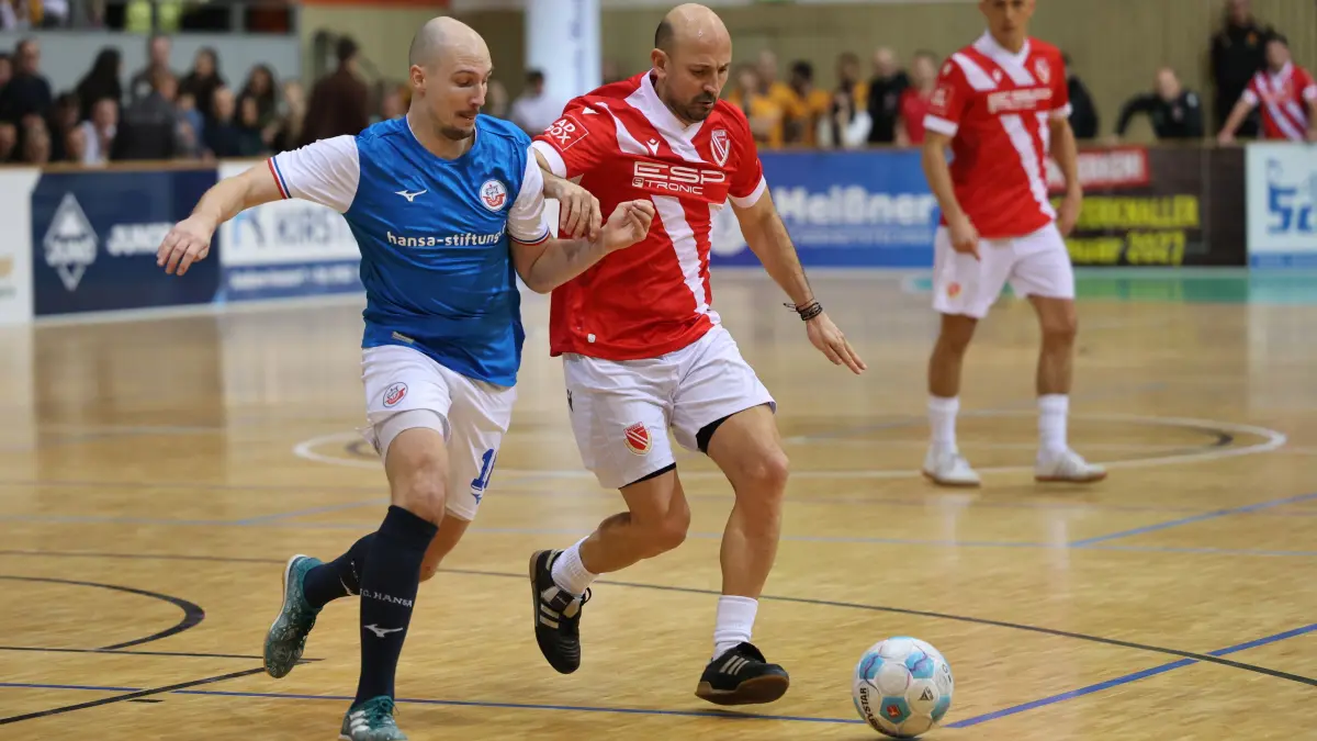 11. Bretterknaller in der Lausitz-Arena Cottbus: 16 Martin Ahrens (Hansa Rostock, l.) im Duell mit 7 Stanislav Angelov (Energie Cottbus)