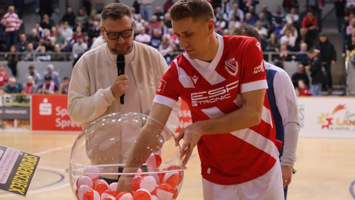 11. Bretterknaller in der Lausitz-Arena Cottbus: 26 Nils Petersen (Energie Cottbus) als Losfee