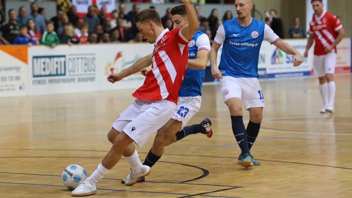 11. Bretterknaller in der Lausitz-Arena Cottbus: 26 Nils Petersen (Energie Cottbus) beim Torschuss