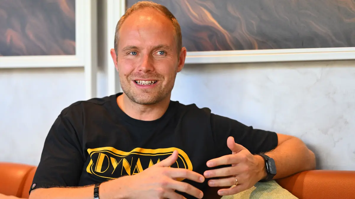 Trainer Sebastian König (Dynamo 2. Mannschaft) beim Interview im Teamhotel "Fame Residence Lara & Spa",
SG Dynamo Dresden, Trainingslager in Lara / Türkei, Wintertrainingslager, Fußball, Fussball, 2. Bundesliga, Zweite Liga, Saison 2025/2026, Antalya, Mannschaftshotel, Hotel, Fame Residence, Trainingscamp, 09.01.2026,
Foto: Lutz Hentschel