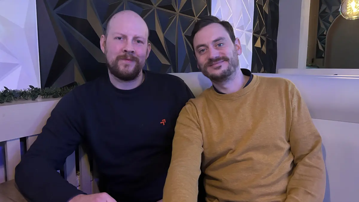 Sven Schollbach (l.) und Uwe Syrbe sind die Darkwood Keilers. Die beiden Fans und Spieler vom Trendsport Darts haben in Finsterwalde noch viel vor. Das Turnier im Hangar soll ein weiterer Schritt sein.