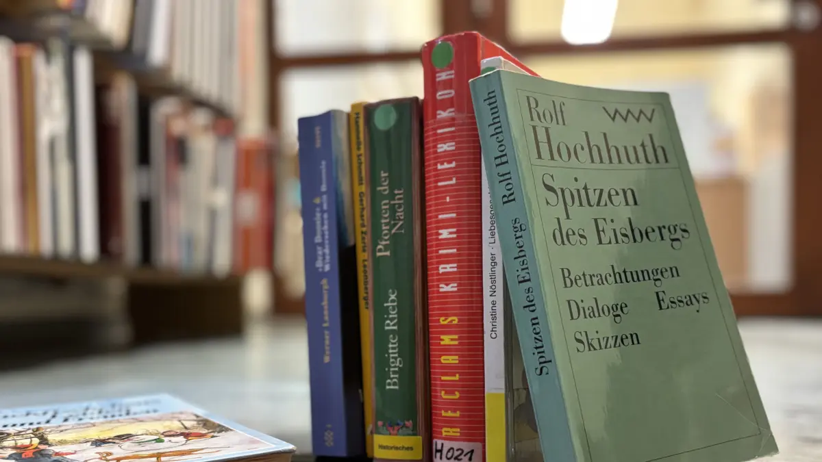 Noch brennt Licht in der Kreisbibliothek in Spremberg. Doch der Landkreis muss sparen. Wird sie bald nur noch eine Stadtbibliothek sein?