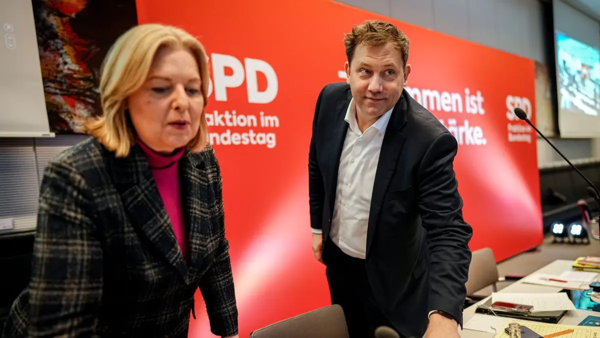 08.01.2026, Berlin: Lars Klingbeil (SPD), Bundesminister der Finanzen, Vizekanzler und SPD-Bundesvorsitzender, und Bärbel Bas (SPD), Bundesministerin für Arbeit und Soziales und SPD-Parteivorsitzende, stehen während der Jahresauftaktklausur der SPD-Bundestagsfraktion zusammen. Foto: Kay Nietfeld/dpa +++ dpa-Bildfunk +++
