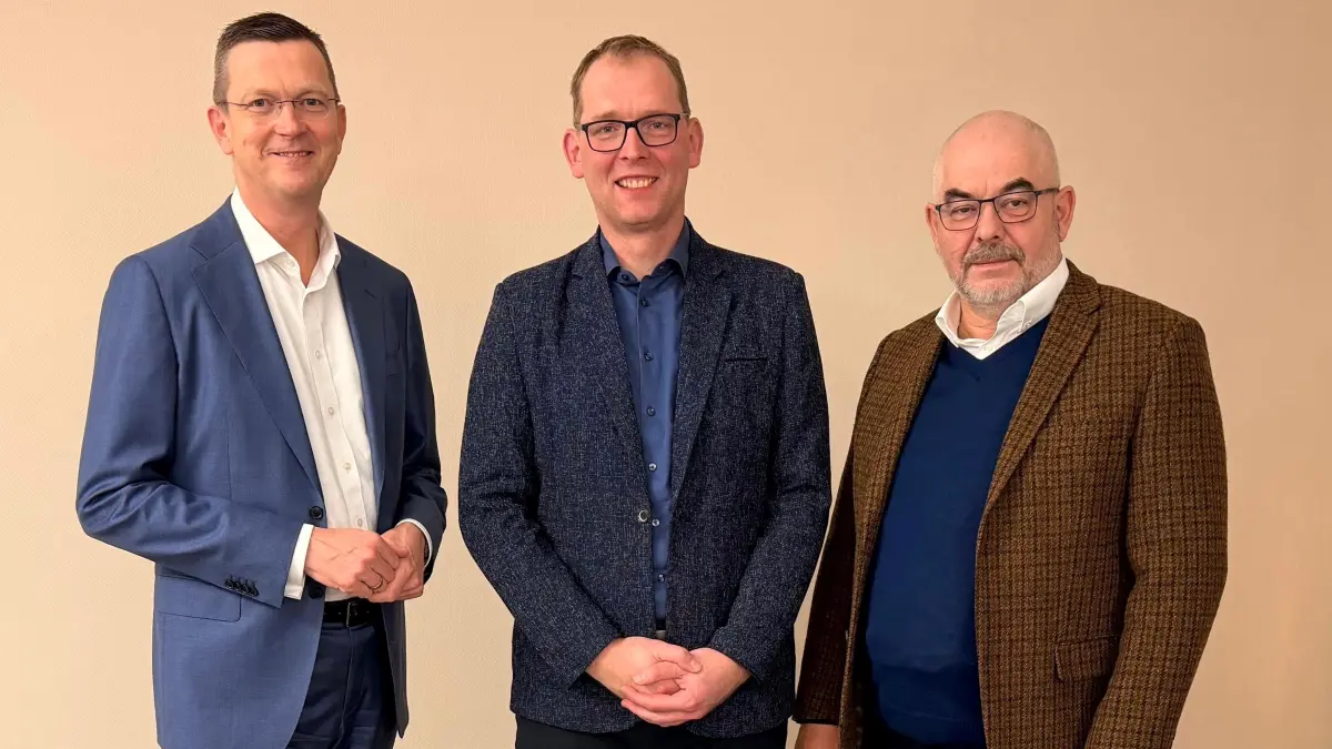 Thomas Rublack (Mitte) ist noch Dezernent im Landratsamt Görlitz. Er wird ab Juli 2026 von André Maywald in die Vorstandsgeschäfte eingeführt und ab 2027 allein die Diakonie Liberia leiten. Der Berufung hat der Stiftungsrat zugestimmt, dessen Vorsitzender Sven Fiedler (links) ist.