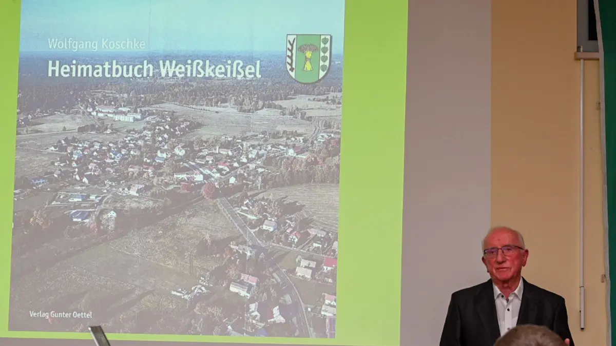 Wolfgang Koschke hat das Heimatbuch Weißkeißel verfasst. Es widmet sich der Geschichte des Ortes aus verschiedenen thematischen Perspektiven von Verein bis zur Wirtschaft.