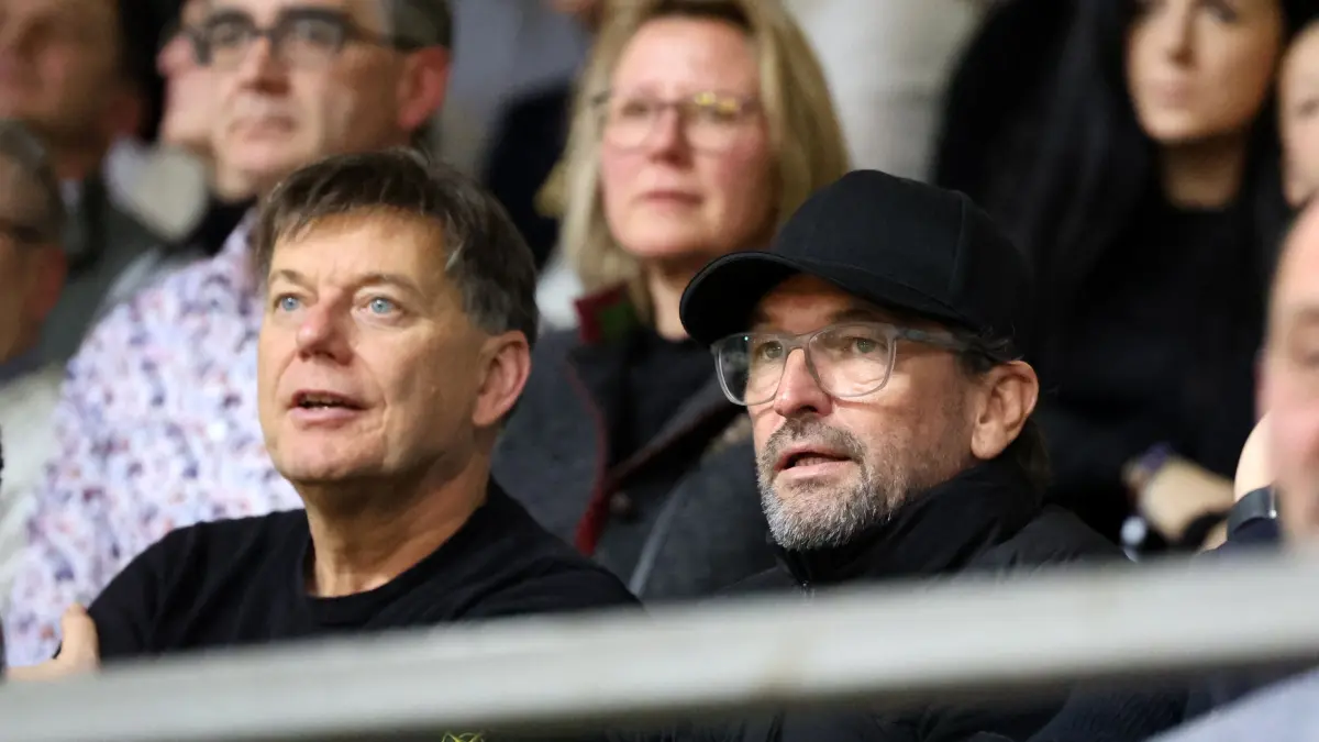 11. Bretterknaller in der Lausitz-Arena Cottbus: Trainer Claus-Dieter Wollitz (Energie Cottbus, r.) und der Vorstandsvorsitzende der Sparkasse Spree-Neisse Ralf Braun (l,)