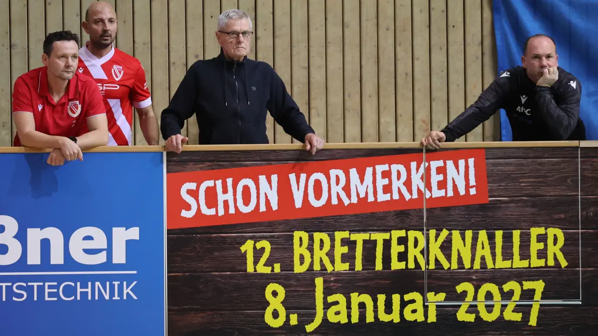 11. Bretterknaller in der Lausitz-Arena Cottbus: Trainer Fritz Bohla (Energie Cottbus, M.) und Co-Trainer Stefan Wollermann (Energie Cottbus, l.) und Manschaftsleiter Rene Stiller (Energie Cottbus, r.), 7 Stanislav Angelov (Energie Cottbus, 2.v.l.)