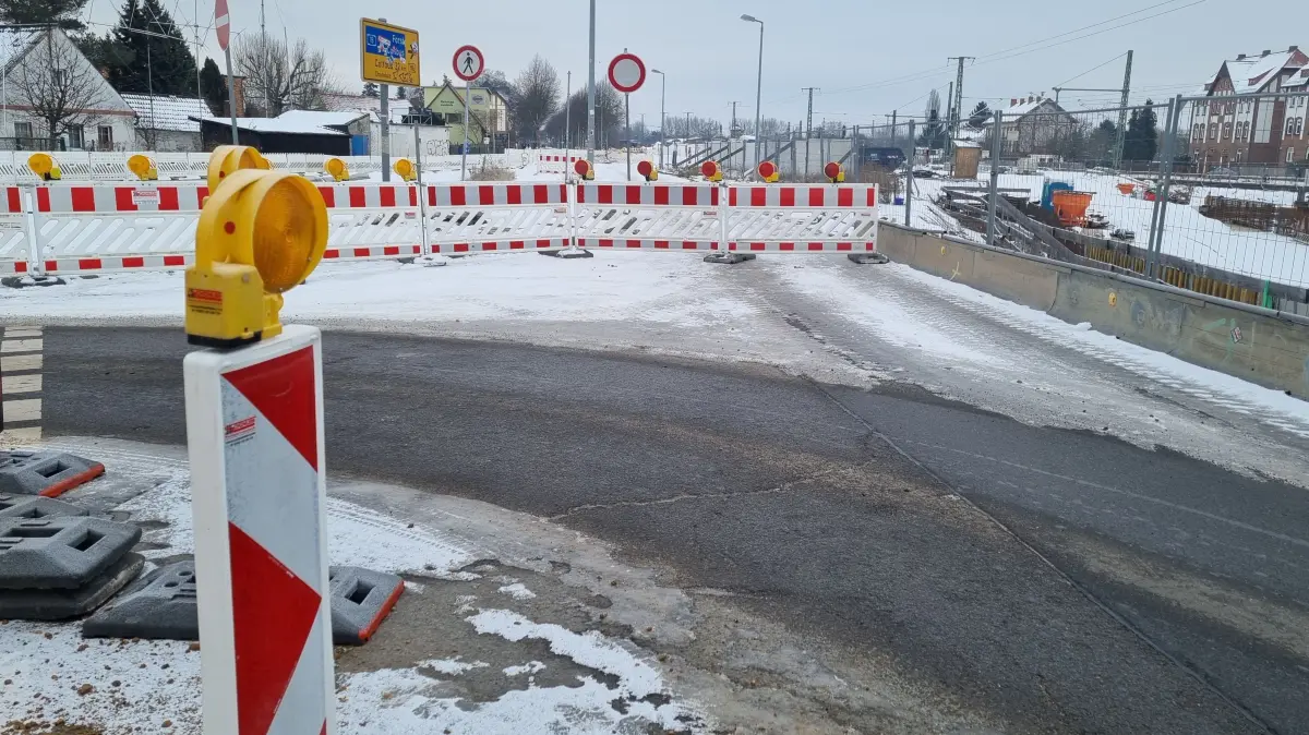L49 in Lübbenau. Der Verkehr aus Richtung Lübben wird kurz hinter dem Bahnübergang Berliner Straße über die Karl-Marx-Straße Richtung Altstadt geführt. Die Bahnhofstraße bleibt bis Jahresende gesperrt.