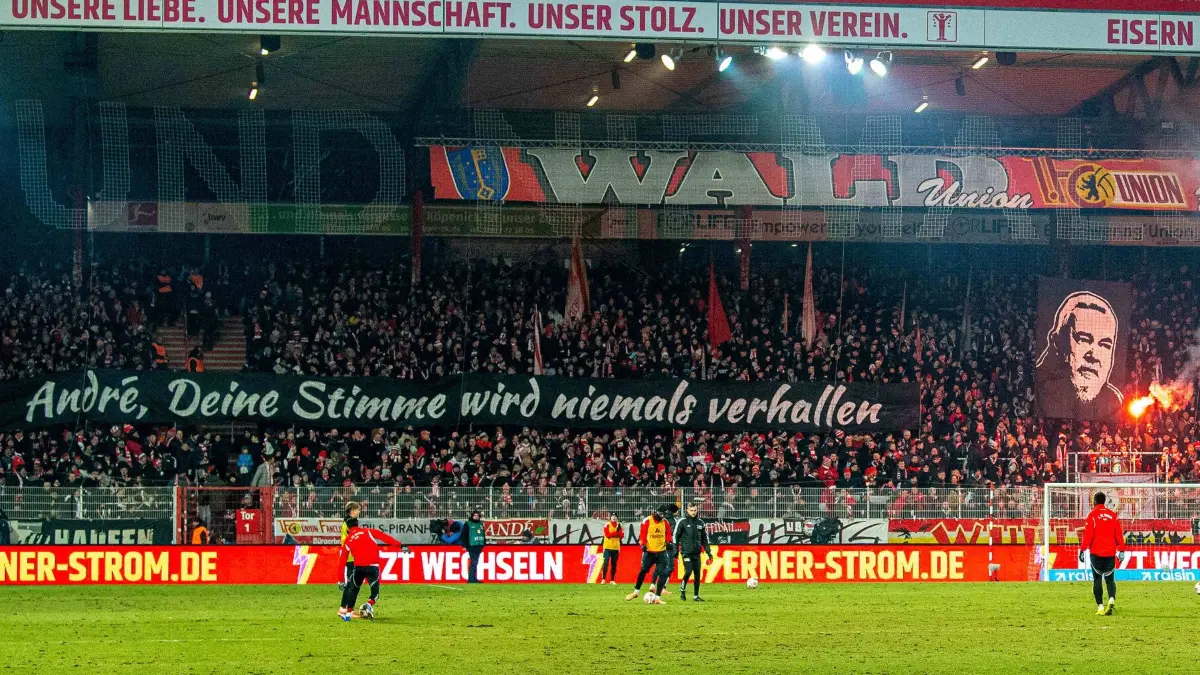 1. BL 1. FC Union - Mainz 05 2025/26: Fußball, Herren, Saison 2025/2026, 1. Bundesliga (16. Spieltag), 1. FC Union Berlin - 1. FSV Mainz 05, Fans von Union gedenken dem verstorbenen Andre Rolle, 10.01.2026, Foto: Sebastian Räppold / Matthias Koch
