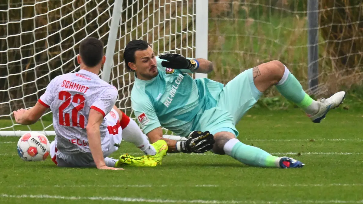 das 1:0 für Essen, Danny Schmidt (Essen) trifft gegen Torwart Tim Schreiber (Dresden),
Testspiel, Freundschaftsspiel im "NEVER GIVE UP" Football Center in Lara,
SG Dynamo Dresden gegen Rot Weiss Essen, Trainingslager in Lara / Türkei, Wintertrainingslager, Fußball, Fussball, 2. Bundesliga, Zweite Liga, Saison 2025/2026, Antalya, Trainingscamp, never give up, 10.01.2026,
Foto: Lutz Hentschel