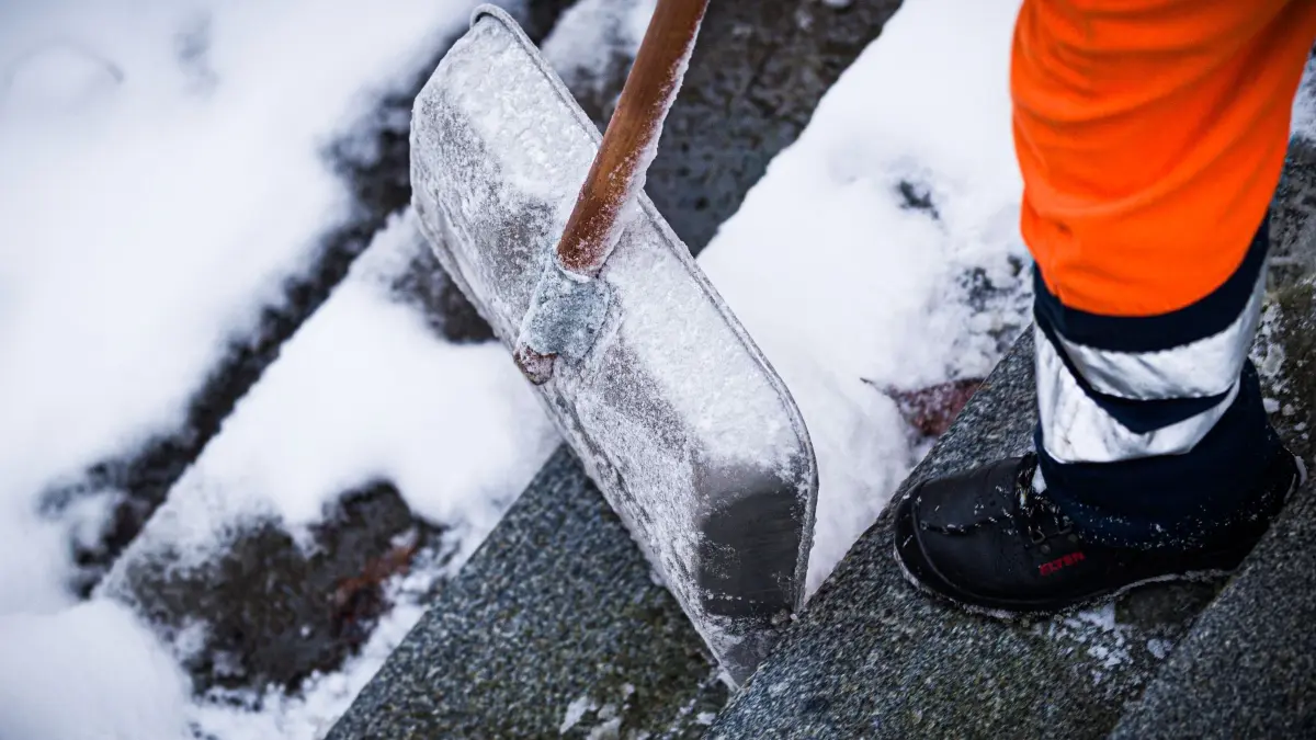 Winterwetter in Hannover: 10.01.2026, Niedersachsen, Hannover: Ein Winterdienst-Mitarbeiter befreit am Morgen eine Treppe im Zentrum von Schnee. Foto: Moritz Frankenberg/dpa +++ dpa-Bildfunk +++