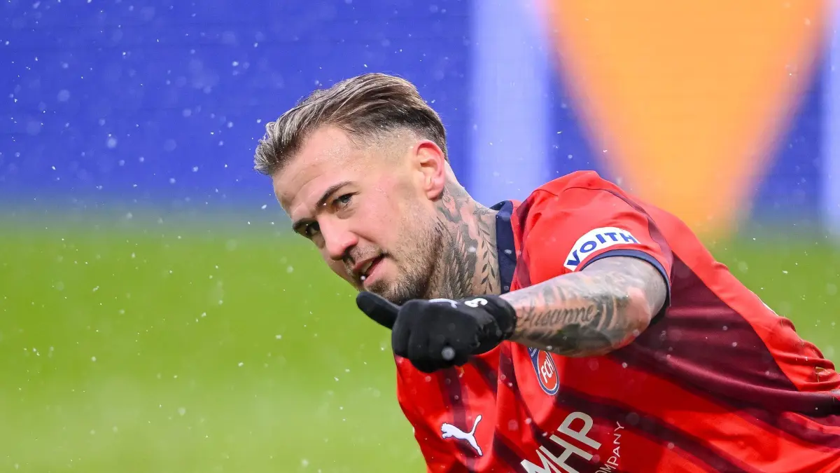 1. FC Heidenheim - 1. FC Köln: 10.01.2026, Baden-Württemberg, Heidenheim: Fußball, Bundesliga, 1. FC Heidenheim - 1. FC Köln, 16. Spieltag, Voith-Arena. Niklas Dorsch (1. FC Heidenheim 1846) gestikuliert. Foto: Harry Langer/dpa - WICHTIGER HINWEIS: Gemäß den Vorgaben der DFL Deutsche Fußball Liga bzw. des DFB Deutscher Fußball-Bund ist es untersagt, in dem Stadion und/oder vom Spiel angefertigte Fotoaufnahmen in Form von Sequenzbildern und/oder videoähnlichen Fotostrecken zu verwerten bzw. verwerten zu lassen. +++ dpa-Bildfunk +++