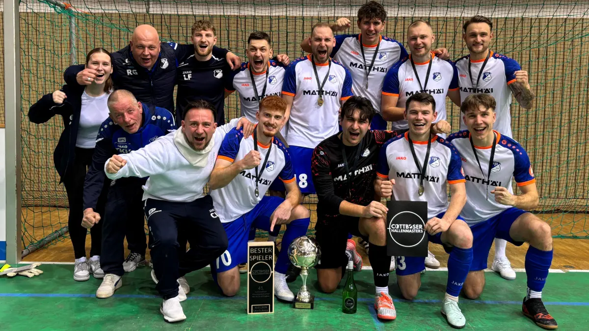 Der VfB Krieschow jubelt nach dem Sieg beim Cottbuser Hallenmasters. Im Finale siegte die Mannschaft auf der NOFV-Oberliga Süd in der Lausitz-Arena gegen Titelverteidiger 1. FC Guben aus der Landesliga.