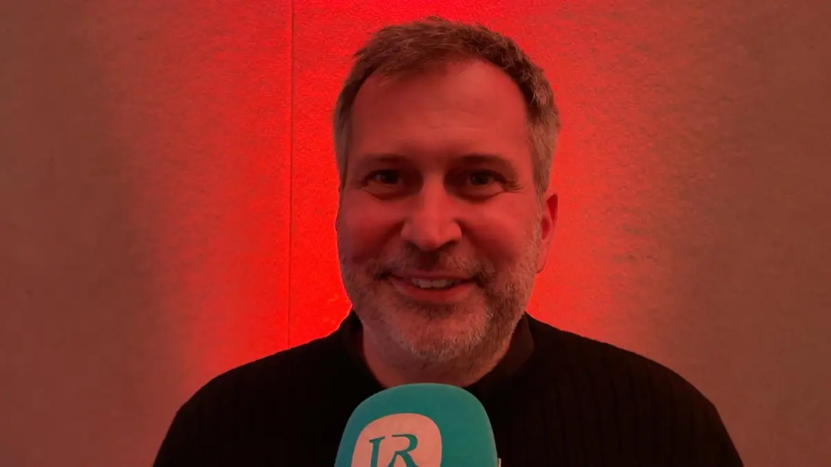 Tobias Schick, Oberbürgermeister der Stadt Cottbus, gab am Rande des Bretterknaller-Turniers Einblicke in die Gespräche rund um die Sanierung des Leag Energie Stadions des FC Energie.