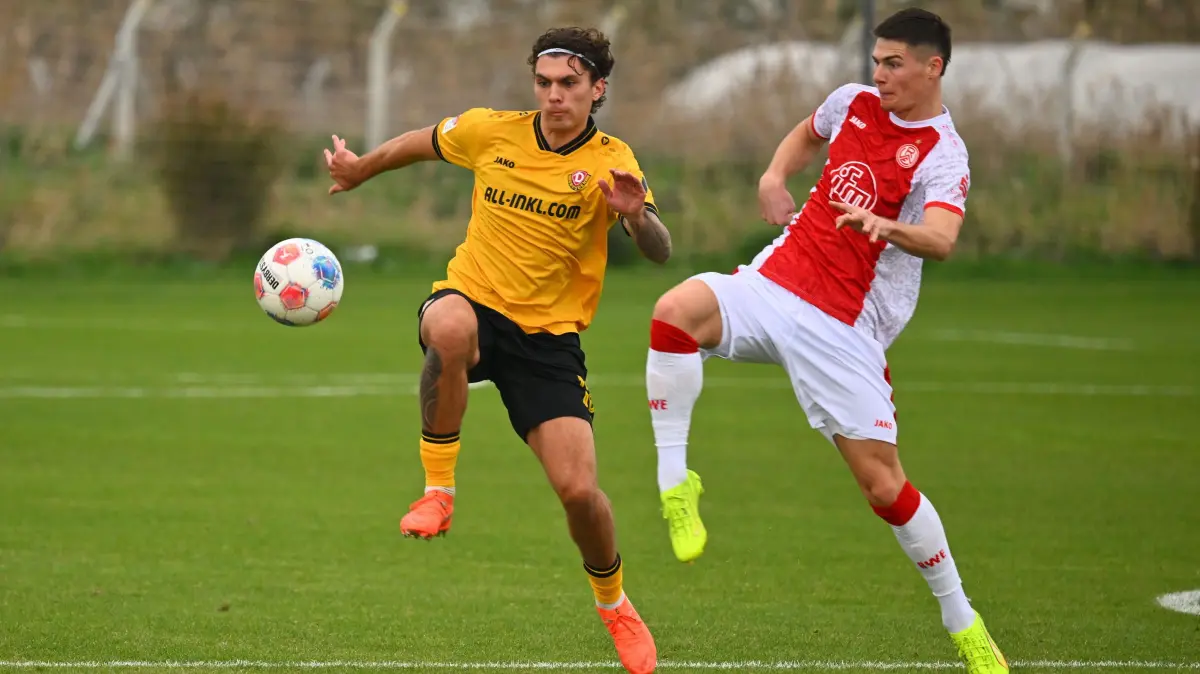 v.l.: Julian Pauli (Dresden) gegen Danny Schmidt (Essen),
Testspiel, Freundschaftsspiel im "NEVER GIVE UP" Football Center in Lara,
SG Dynamo Dresden gegen Rot Weiss Essen, Trainingslager in Lara / Türkei, Wintertrainingslager, Fußball, Fussball, 2. Bundesliga, Zweite Liga, Saison 2025/2026, Antalya, Trainingscamp, never give up, 10.01.2026,
Foto: Lutz Hentschel