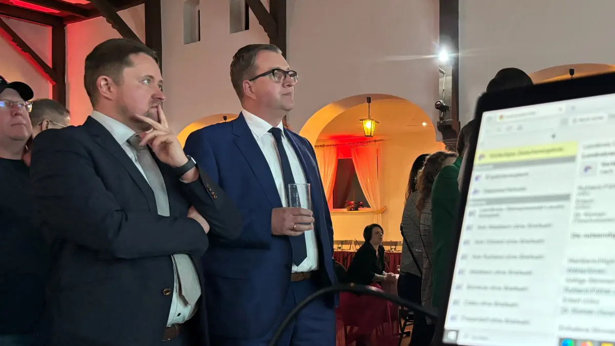 CDU-Kandidat Alexander Erbert wartet im Gasthof Meuro gemeinsam mit Niko Gebel, Kreisvorsitzender der Partei, auf die Auszählung des letzten noch fehlenden Stimmbezirks.