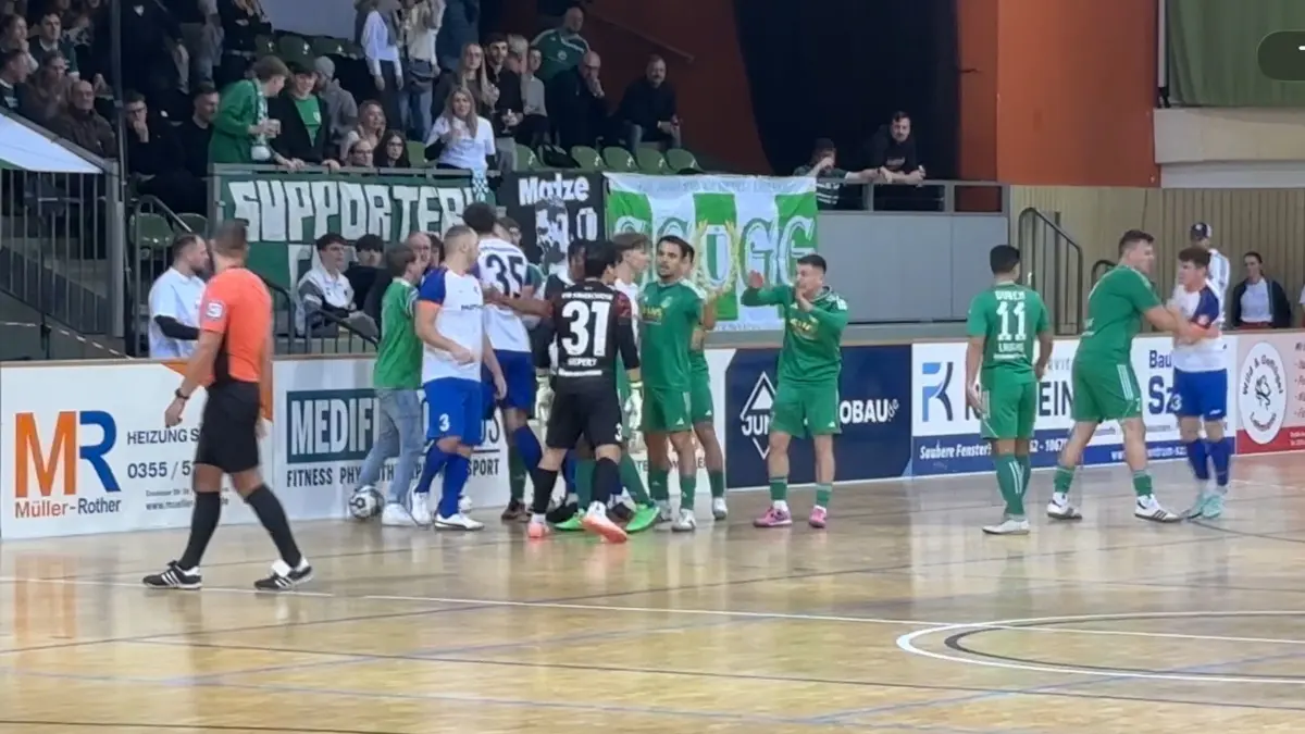 Im Finale des Cottbuser Hallenmasters zwischen dem VfB Krieschow und dem 1. FC Guben kam es zu unschönen Szenen.