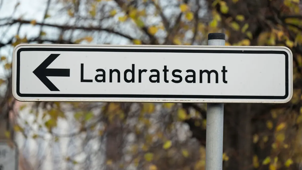 Landratswahlen: ARCHIV - 13.11.2023, Sachsen, Meißen: Ein Wegweiser mit der Aufschrift „Landratsamt“. (zu dpa: «CDU bei Landratswahl in Oberspreewald-Lausitz vorne») Foto: Sebastian Kahnert/dpa +++ dpa-Bildfunk +++