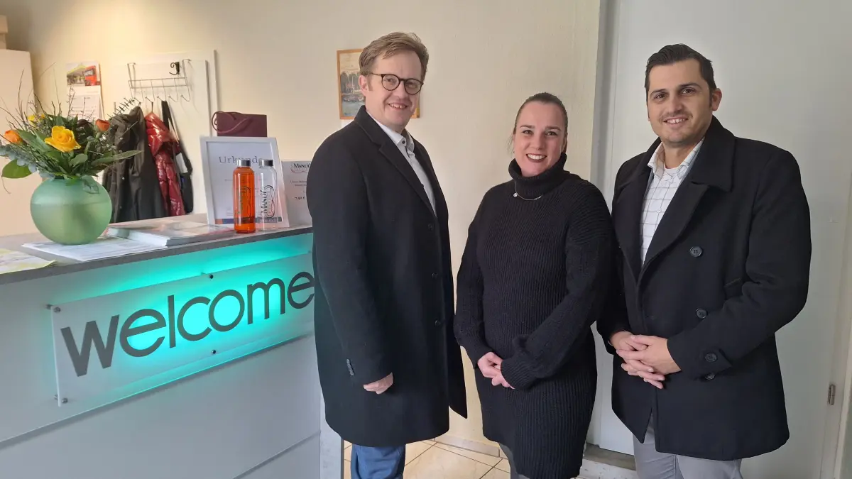 Die Pension Mandy an der Senftenberger Westpromenade wird seit Jahresbeginn von der Namensgeberin Mandy Unger gemanagt. Die neue Chefin freut sich über die Glückwünsche von Bürgermeister Andreas Pfeiffer (l.) und Wirtschaftsförderer Paul Bittner.