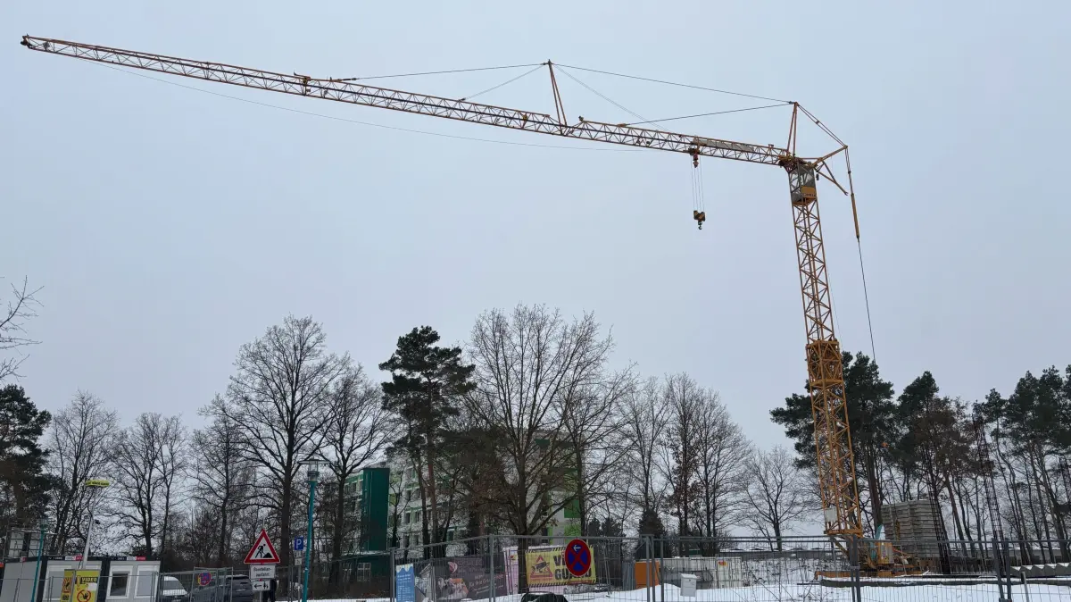 Auf der Baustelle des Erlebnisbades thront seit einiger Zeit dieser Kran. Aber welche Funktionen hat er genau?