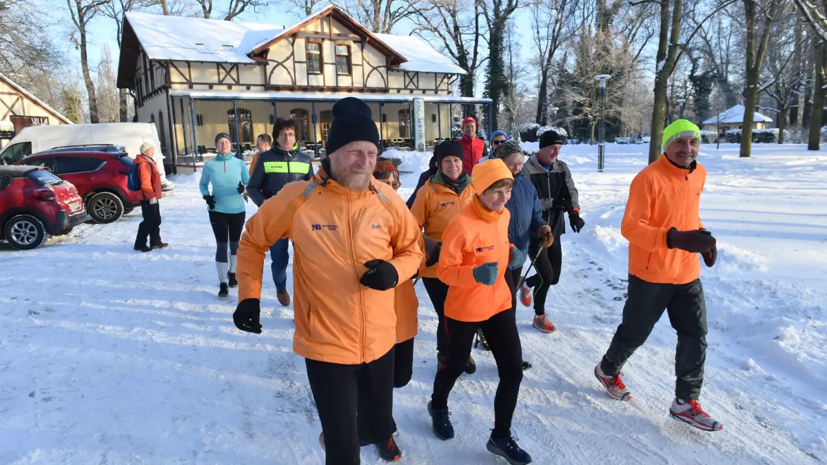 Mit Wolfsregel bei eisigen Temperaturen gestartet - 1000. Lauftreff des Walking- und Laufvereins 05 Bad Liebenwerda
- Statistisch liegen mehrere Umrundungen der Erde hinter den Läufern des Walking- und Laufvereins 05 Bad Liebenwerda! Am Wochenende haben die Sportler bei eisigen Temperaturen von 12 Grad unter dem Gefrierpunkt den 1000. Start hingelegt und dabei alte Episoden aus der 20jährigen Geschichte und Statistiken ausgekramt
