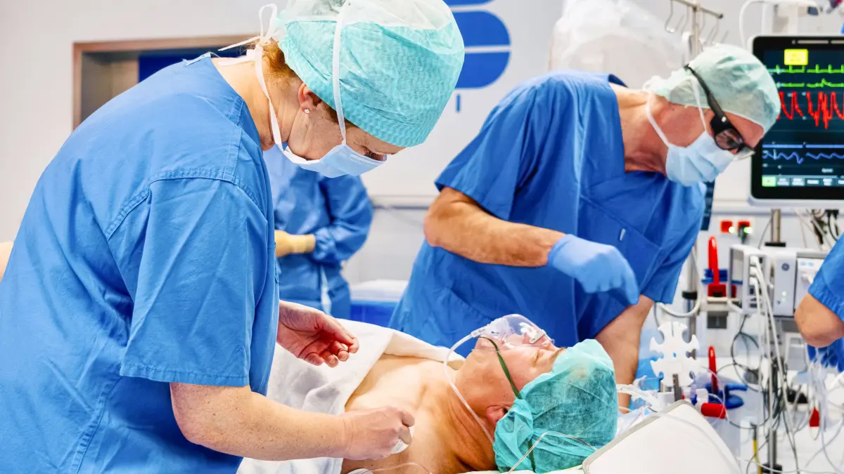 Liebevoll und professionell bereitet das OP-Team Hans Starick auf die Implantation seiner neuen Herzklappe im Hybrid-OP des Sana-Herzzentrum Cottbus vor.