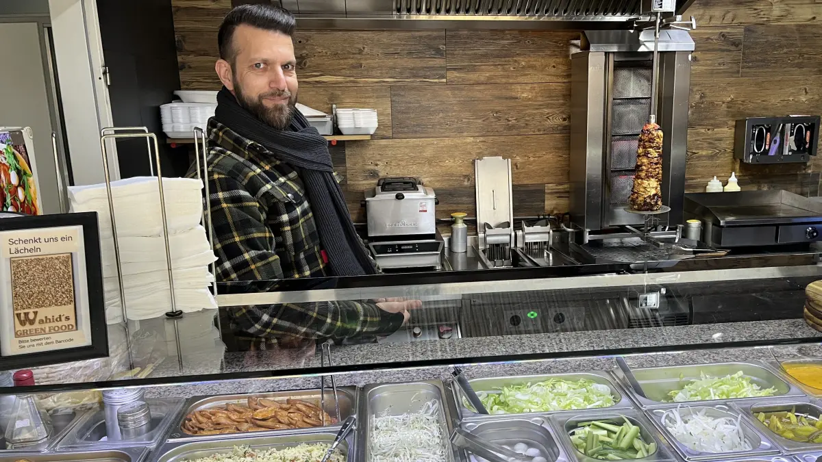 Wahid Saba hat in Cottbus eine Lücke entdeckt: Seit 2021 bietet er direkt an der Tram-Haltestelle am Blechen Carré gesundes Fast-Food an. Hier kommen sowohl Veganer, Vegetarier als auch Fleischesser auf ihre Kosten.