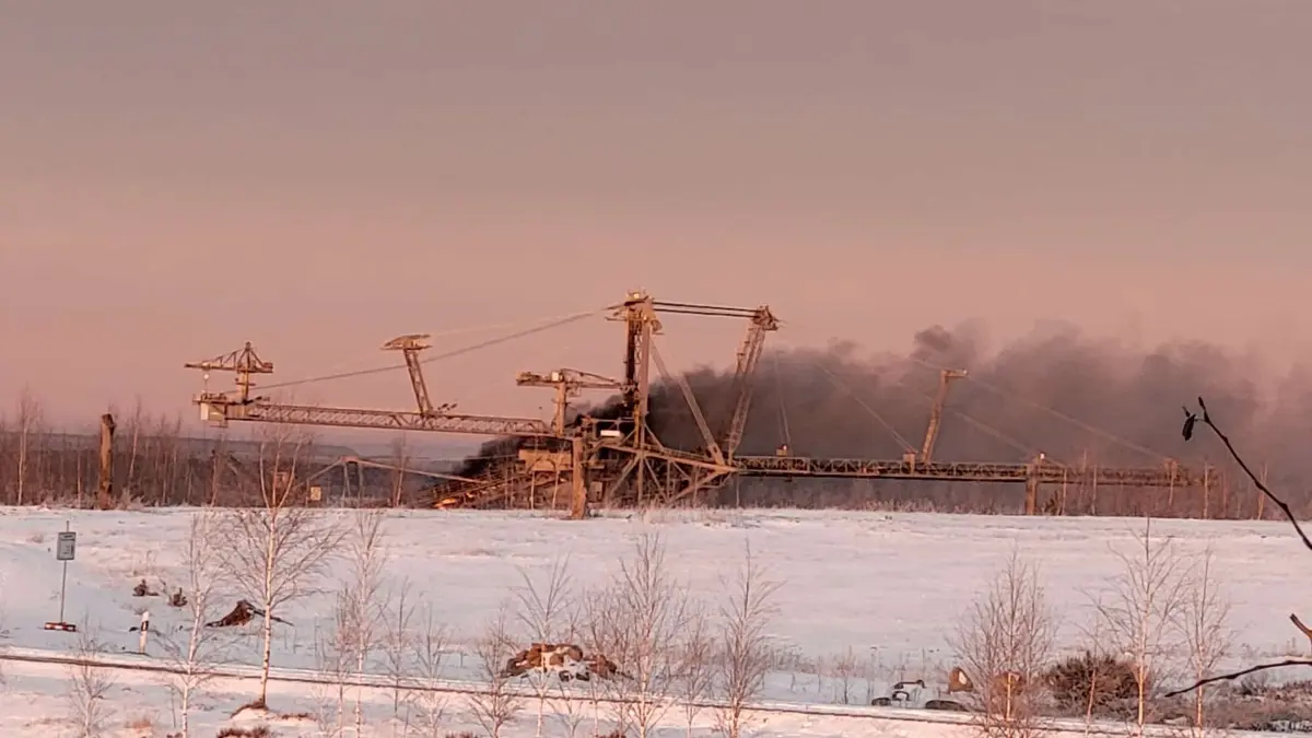 Wenn Gummi brennt, dann gibt es auch eine große Rauchwolke. Diese zieht vom Tagebau in Richtung Stadt Weißwasser.