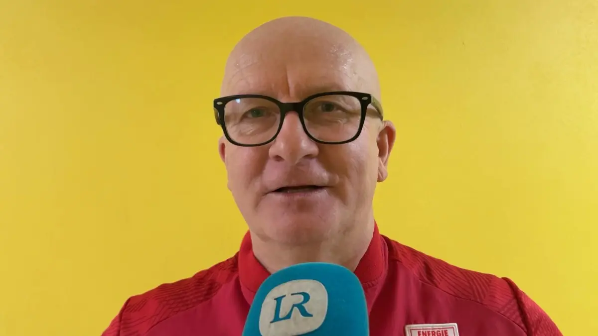 Thomas Hoßmang spricht beim Bretterknaller-Turnier im Interview über vergangene Zeiten bei Energie Cottbus und den Aufstiegskampf in der 3. Liga.