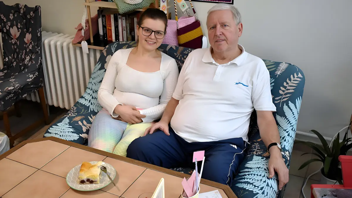 In der Obersprucke in Guben hat sich das Eiscafé Steffis Herzstück etabliert. Mit Leib und Seele dabei: Betreiberin Steffi Schindler und ihr Papa Frank Zwanzig (rechts). Auch Mama Marina greift tatkräftig unter die Arme.