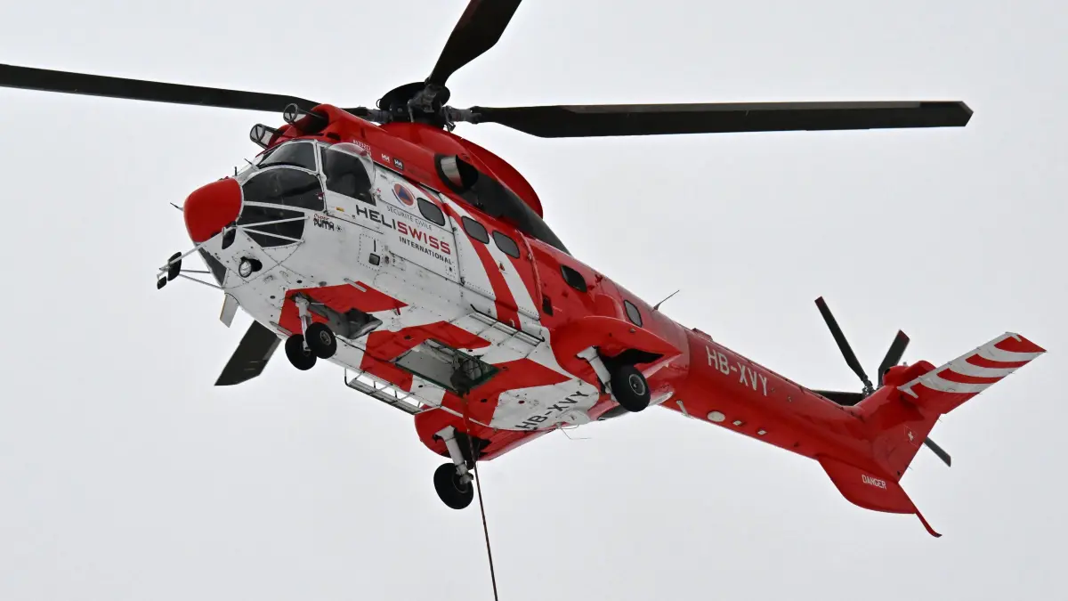 Bahnhof Maste Hubschrauber: Winter in Cottbus Januar 2026
Luftmanöver in Cottbus: Helikopter setzt Oberleitungsmasten am Hauptbahnhof
Effizienter Flugeinsatz für 25 neue Masten
Am Montag lohnte sich für Bahnreisende am Cottbuser Hauptbahnhof ein Blick nach oben: Ein Helikopter lies Oberleitungsmasten im nördlichen Bahnhofsbereich durch die Luft schweben. Insgesamt 25 Masten wurden entlang der Gleise aufgestellt, die im Rahmen des Werkeneubaus neu verlegt wurden. Um die Arbeiten möglichst platzsparend und effizient durchzuführen, setzte die Deutsche Bahn (DB) dafür einen speziellen Lastenhelikopter ein.
Der Helikopter stieg zwischen 8 Uhr und ca. 11 Uhr vom Bereich der Bahnhofsbrücke in den Lausitzer Himmel und transportierte die tonnenschweren Masten einzeln zu ihrem Standort bis zur Ostseite der Halle 2 des neuen Bahnwerkes. Die Monteure brauchten jeweils etwa drei bis fünf Minuten, um einen Oberleitungsmast aufzustellen und sicher im Boden zu verankern. Die neuen Gleise mitsamt den Masten werden im Sommer 2026 in Betrieb genommen.
Der Einsatz eines Helikopters sparte bei der Montage der Oberleitungsmasten deutlich Zeit ein. Zudem konnten die Arbeiten ohne großflächige Gleissperrungen durchgeführt werden. Am Cottbuser Hauptbahnhof war lediglich ein Gleis temporär gesperrt, der Zugverkehr wurde in dieser Zeit auf andere Gleise umgeleitet. Die Auswirkungen auf den Bahnverkehr sowie auf die Reisenden blieben dadurch gering.