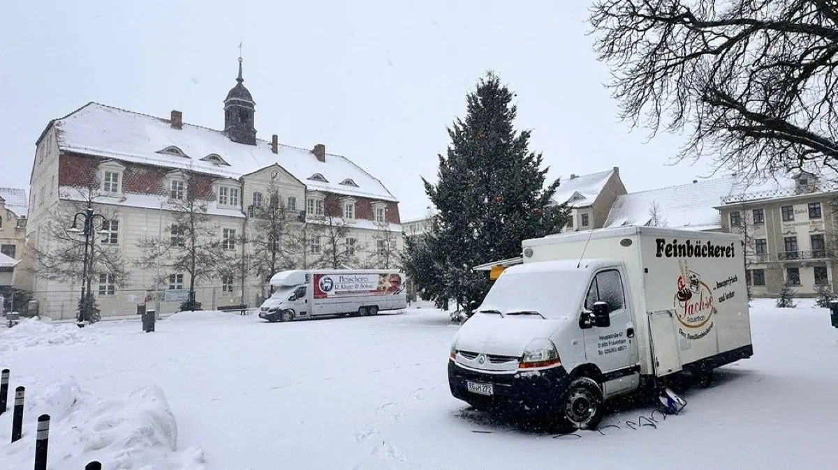 Wochenmarkt im Schnee in Bad Liebenwerda. In den vergangenen Tagen sind nur noch zwei Händler auf den Markt gekommen – ein Fleischer und ein Bäcker.