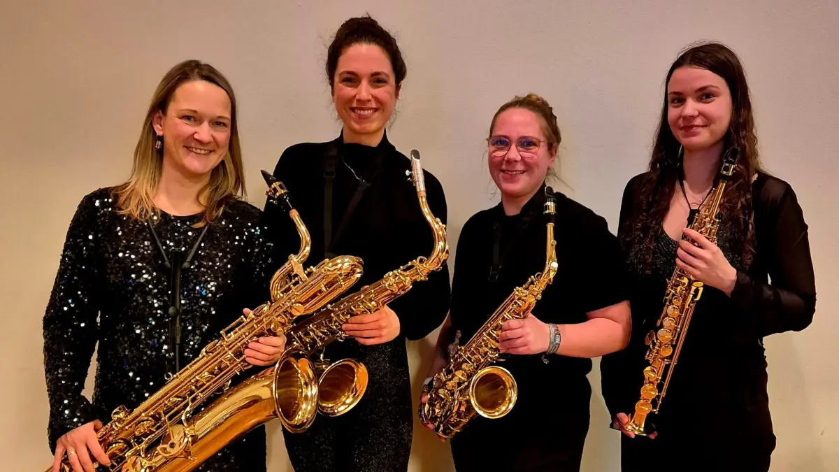 Alle Mitglieder des Ensembles "Sax weiter" kommen ursprünglich aus dem Raum Finsterwalde. Trotz ihrer unterschiedlichen Lebenswegen und räumlicher Distanz spielen sie weiterhin zusammen - und sind vielleicht enger denn je.