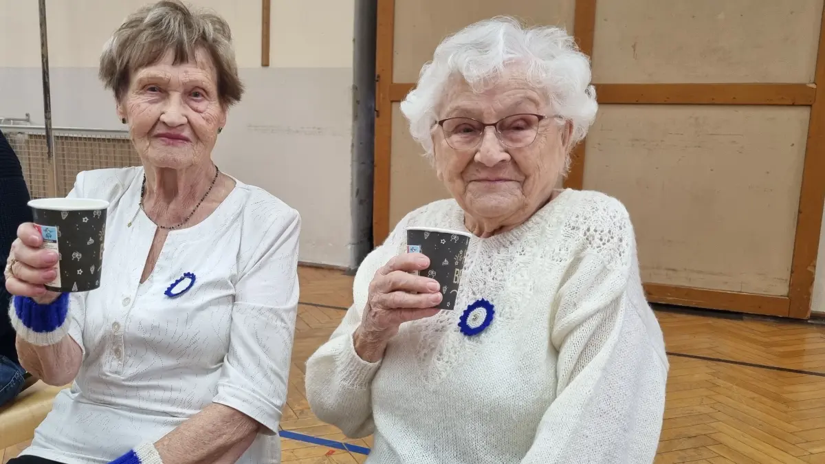 Mit Sekt feierte die Seniorensportgruppe in Vetschau den 90. Geburtstag von Waltraud Schütze (li.), neben ihr Charlotte Rudolph. Sie wird dieses Jahr 97 Jahre alt.