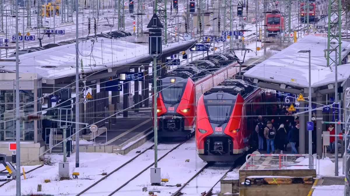 Winterwetter in Brandenburg: 12.01.2026, Brandenburg, Cottbus: Reisende stehen auf einem Bahnsteig am Cottbuser Hauptbahnhof. Strenger Frost und Glätte bestimmen das Wetter in Berlin und Brandenburg. Der Montag startet sehr kalt mit Temperaturen zwischen -9 und -15 Grad, lokal bis -20 Grad, wie der Deutsche Wetterdienst mitteilte. Foto: Patrick Pleul/dpa - Honorarfrei nur für Bezieher des Dienstes ZB-Funkregio Ost +++ ZB-FUNKREGIO OST +++