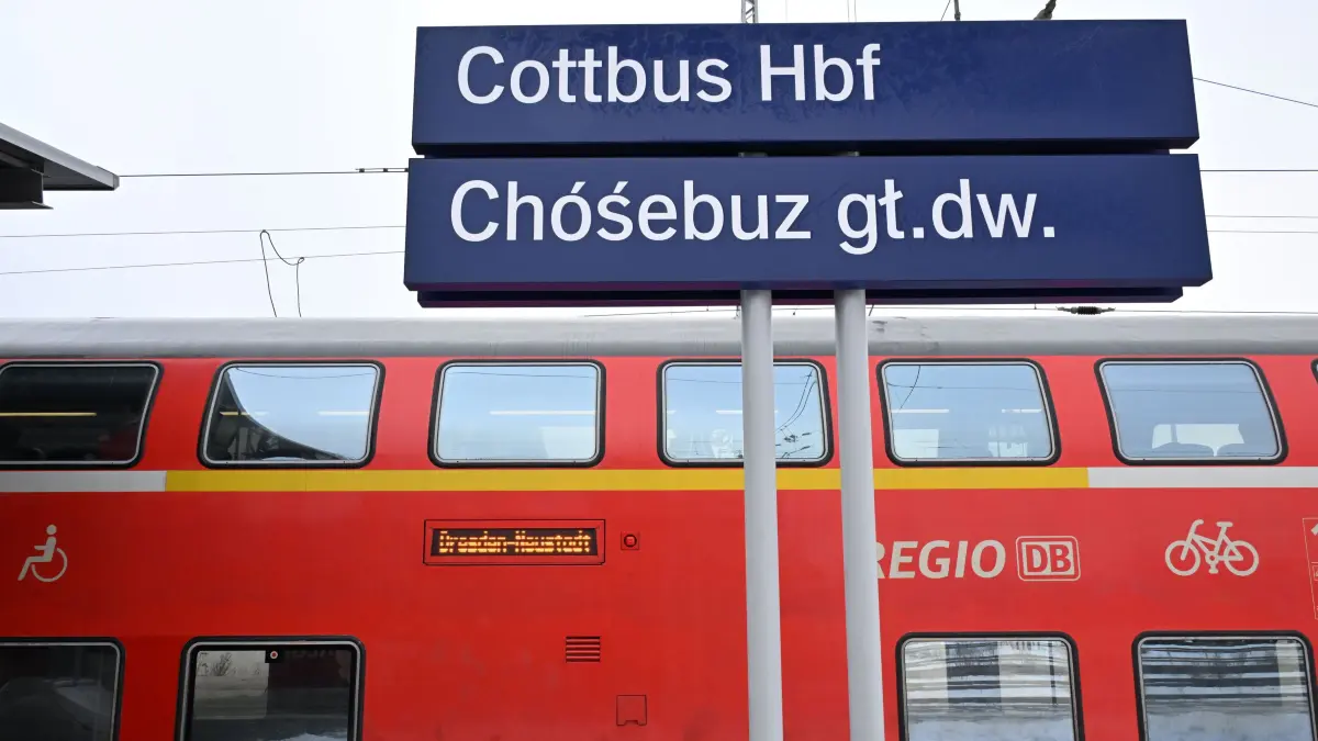 Symbolfoto Bahnhof Zug Dresden: Symbolfoto Zug der Deutschen Bahn (DB) nach Dresden auf dem Cottbuser Hauptbahnhof