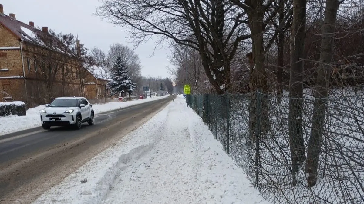 Die am 10. Januar 2026 freigeschobenen Gehwege in Tröbitz wurden durch den Fahrer der Straßenmeisterei Herzberg wieder zugeschoben, bemängelt Holger Gantke, ehrenamtlicher Bürgermeister von Tröbitz.