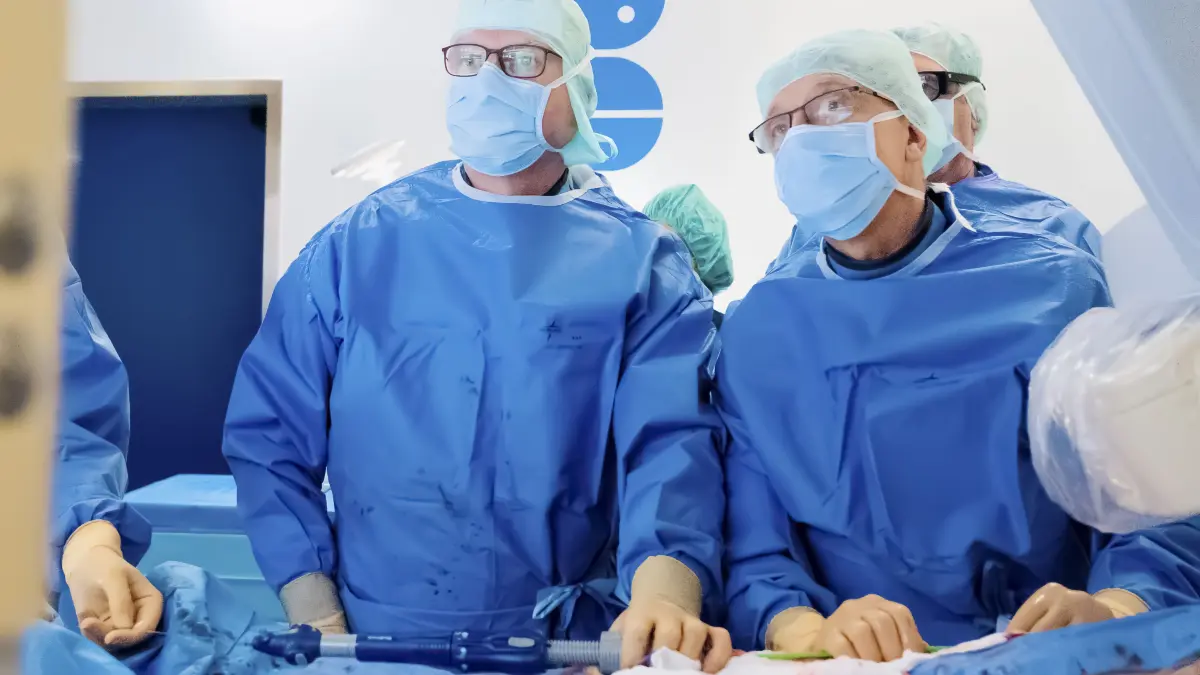 Ein finaler Blick, dann die Gewissheit: Die neue Klappe sitzt an Ort und Stelle. Mit geübten Handgriffen wird sie entfaltet und beginnt sofort mit ihrer Arbeit.