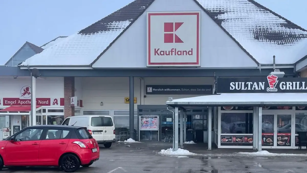Havarie im Kaufland Finsterwalde. Ein Video auf Facebook zeigt überflutete Gänge. Nutzer grübeln über die Ursache.