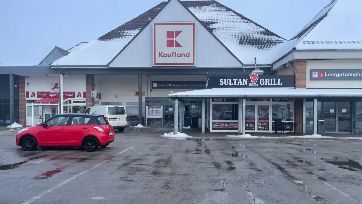 Havarie im Kaufland Finsterwalde. Ein Video auf Facebook zeigt überflutete Gänge. Nutzer grübeln über die Ursache.