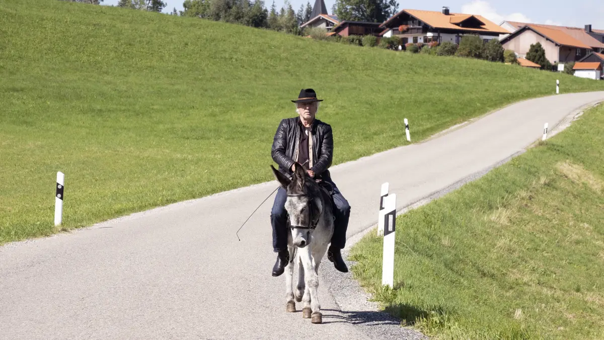 Hartmut „Bonanza“ Zeller (Günther Maria Halmer) ist mit seinem Esel Franz unterwegs.