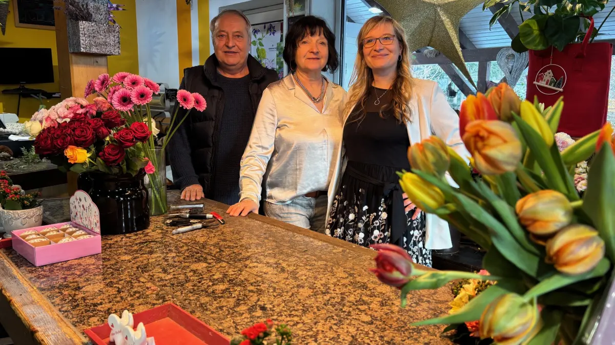 Petra und Frank Laupitz übergeben das Blumenhaus Laupitz an ihre Tochter Katrin Jordan-Laupitz (r.) in Klitten.