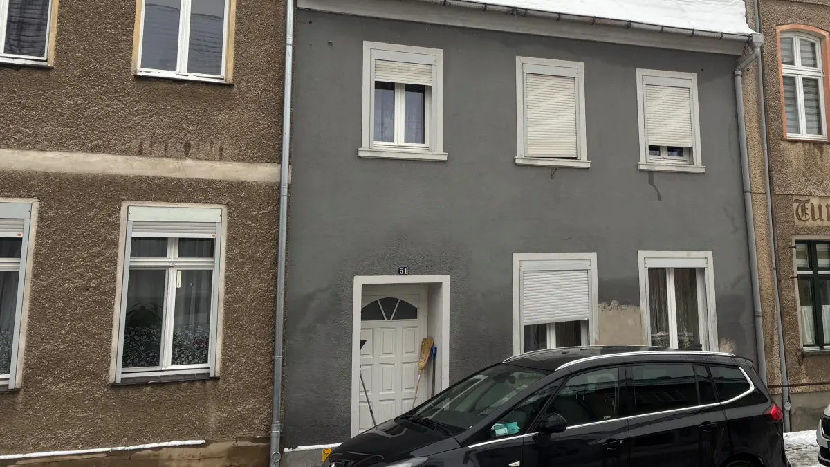 Das Einfamilienhaus in der Luckauer Altstadt wird ersteigert. Nur wenige Meter entfernt liegt der Rote Turm. Das sollte ein Käufer wissen.