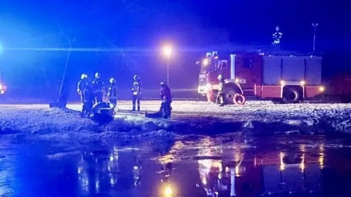 Am zugefrorenen Schlossteich im Muskauer Park ist die Feuerwehr der Parkstadt am Dienstagabend zum Einsatz gekommen.